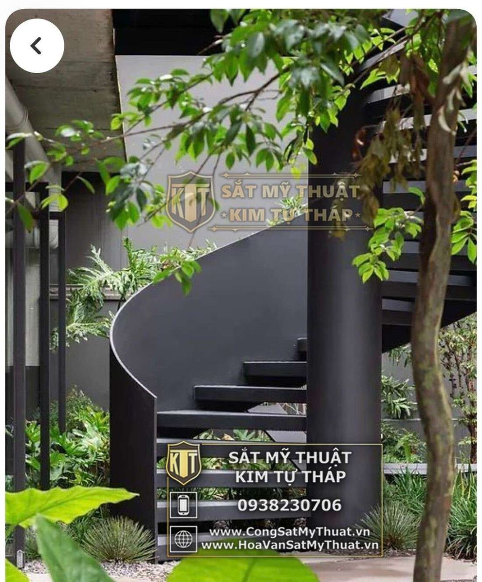 Cầu thang xoắn sắt tấm cho không gian sân vườn 