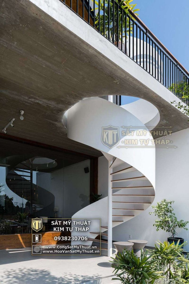 cầu thang sắt màu xanh patel
