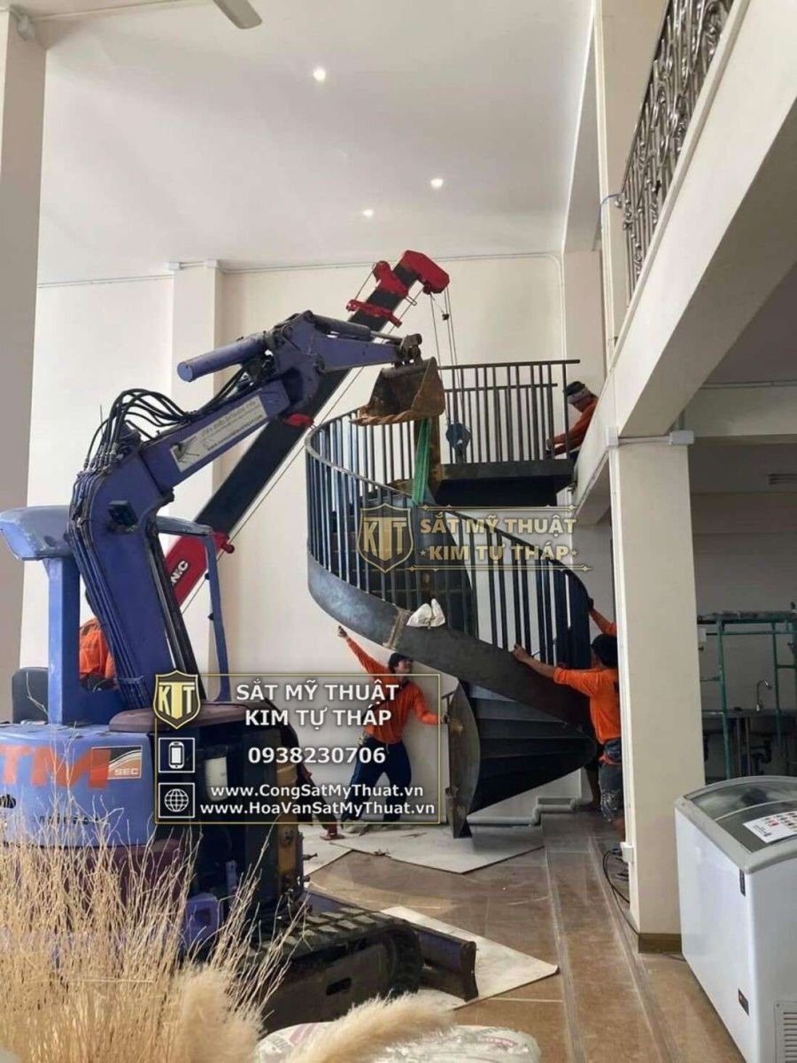 cầu thang sắt tấm xoắn ốc tại tầng trệt 