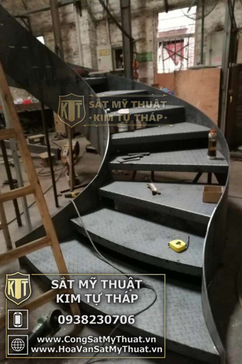Cầu thang sắt tấm uốn cong 