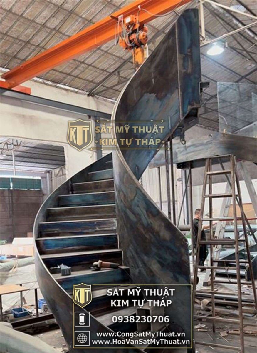 Thi công cầu thang sắt tấm nguyên khối đẹp