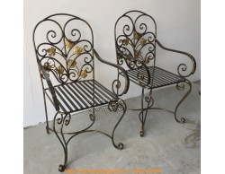Bàn ghế sắt mỹ thuật uốn hoa văn để ban công hoặc sân vườn BG024