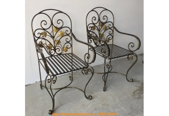 Bàn ghế sắt mỹ thuật uốn hoa văn để ban công hoặc sân vườn BG024