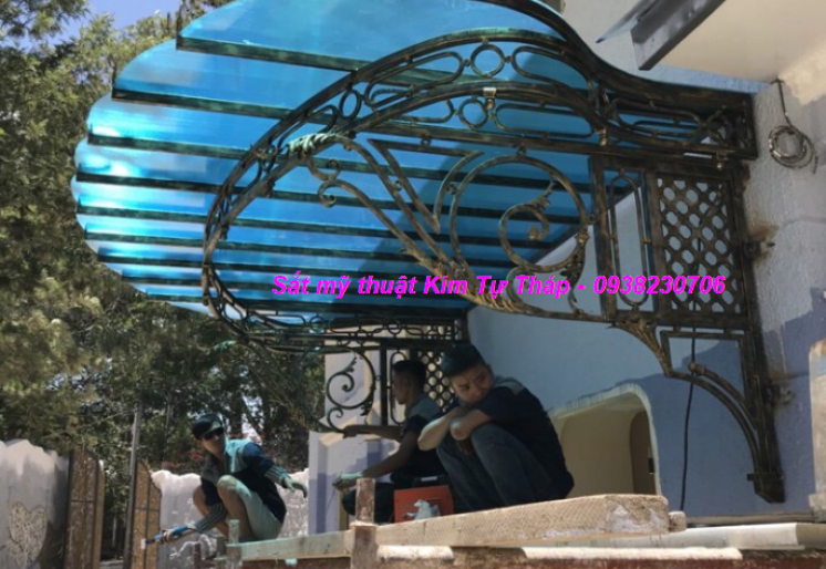 MÁI HIÊN SẮT NGHỆ THUẬT ĐẸP CHO BIỆT THỰ CỔ ĐIỂN 