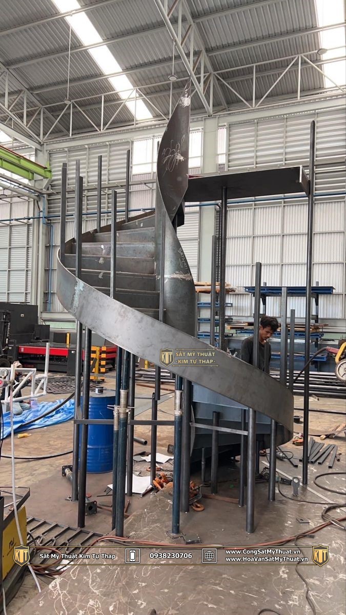 Dải thép bản uốn cong tạo độ cứng chịu lực cho cầu thang xoắn ốc nguyên khối
