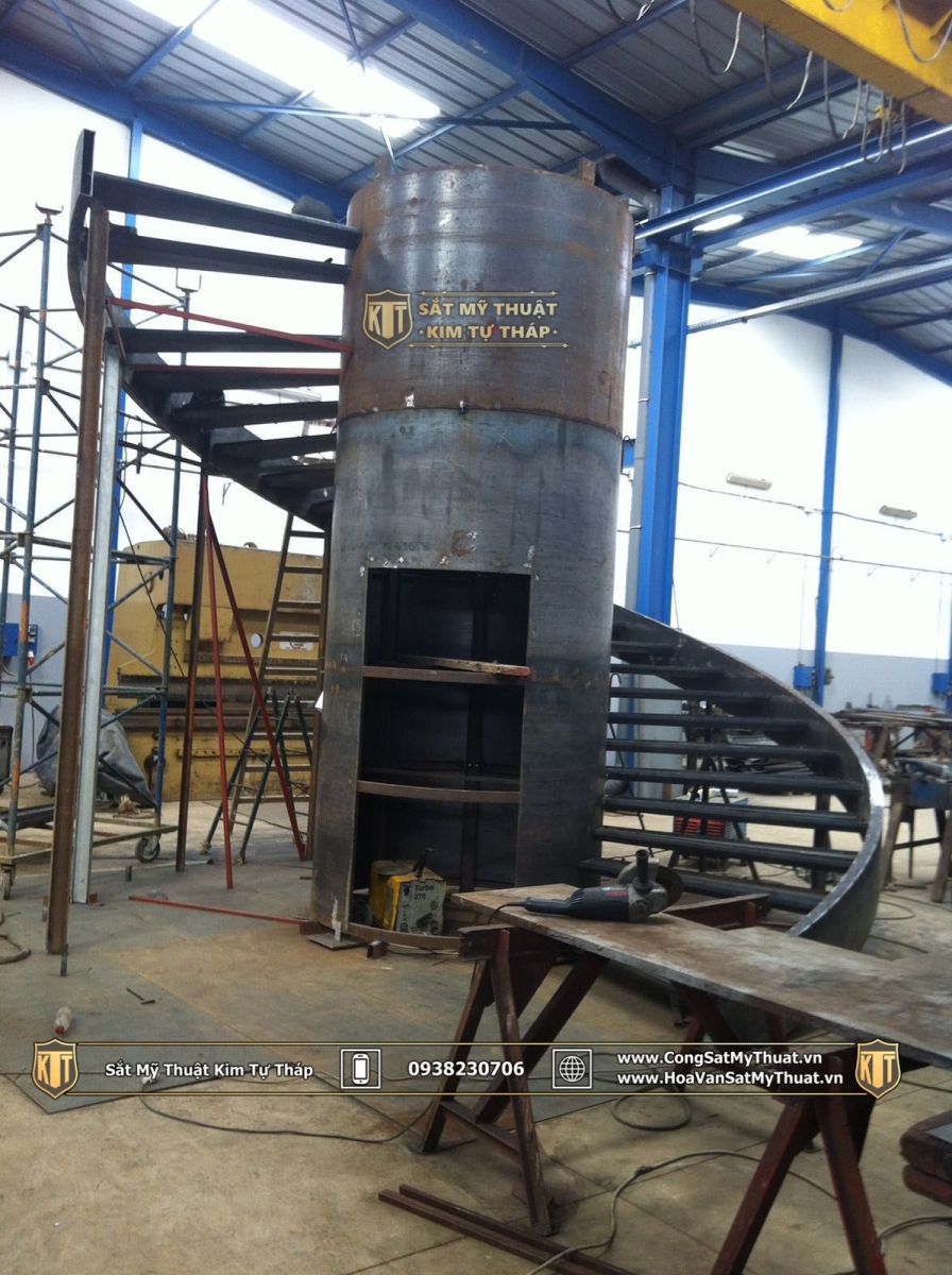 Thi công khung xương cầu thang xoắn ốc sắt bản nguyên khối tại xưởng Kim Tự Tháp