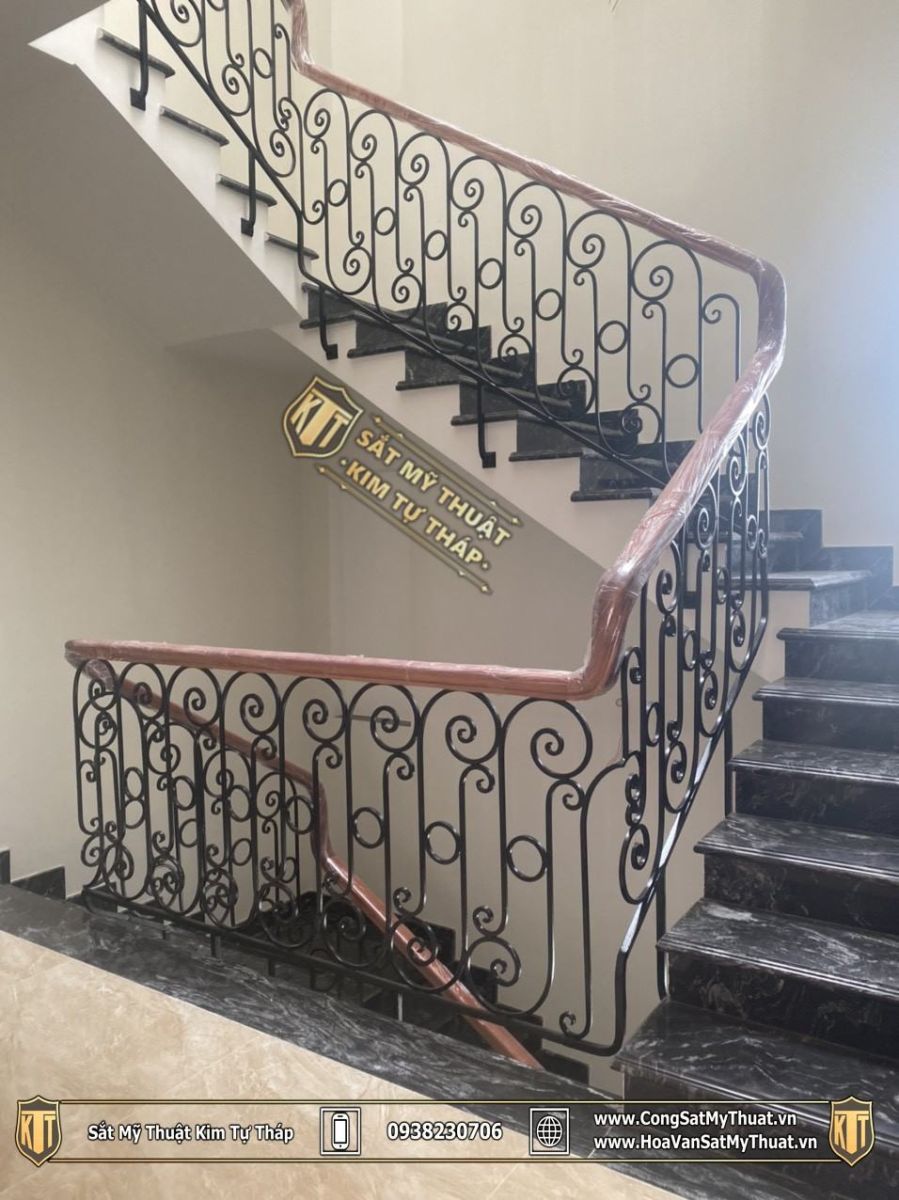 Lan can cầu thang sắt mỹ thuật chữ L điểm nhấn hoa văn tại chiếu nghỉ