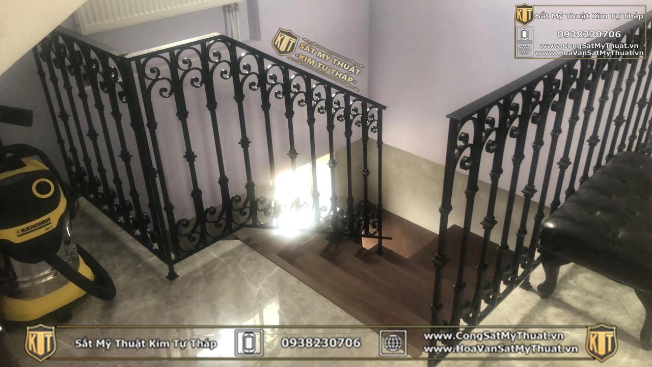 Lan can cầu thang sắt mỹ thuật uốn hoa văn giữa giếng trời biệt thự