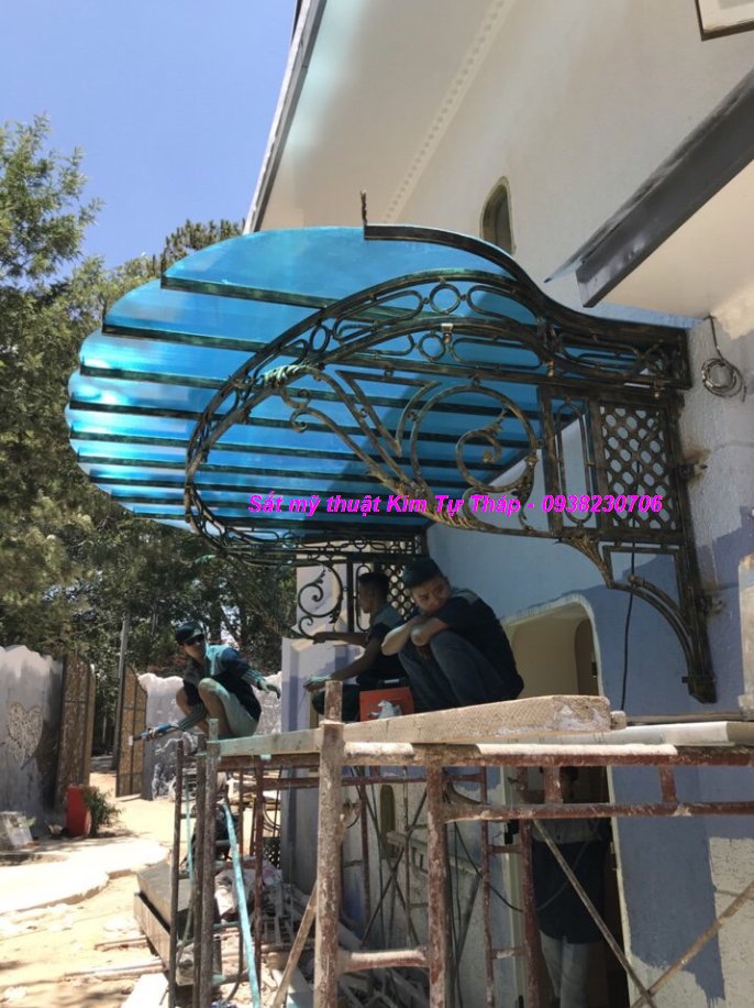MÁI HIÊN SẮT NGHỆ THUẬT ĐẸP CHO BIỆT THỰ CỔ ĐIỂN 