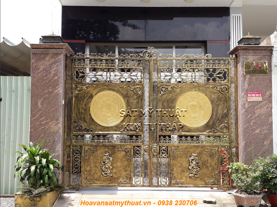 Cửa cổng nhôm đúc mỹ thuật cho nhà phố 