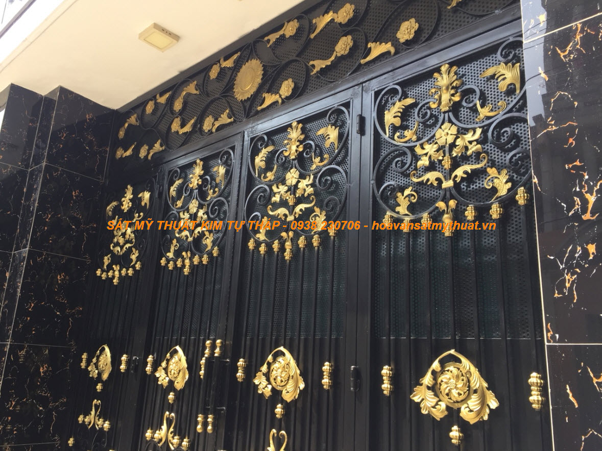 Cửa cổng sắt mỹ thuật uốn hoa văn 4 cánh mở cho nhà phố - thi công tại Gò Vấp - TP HCM