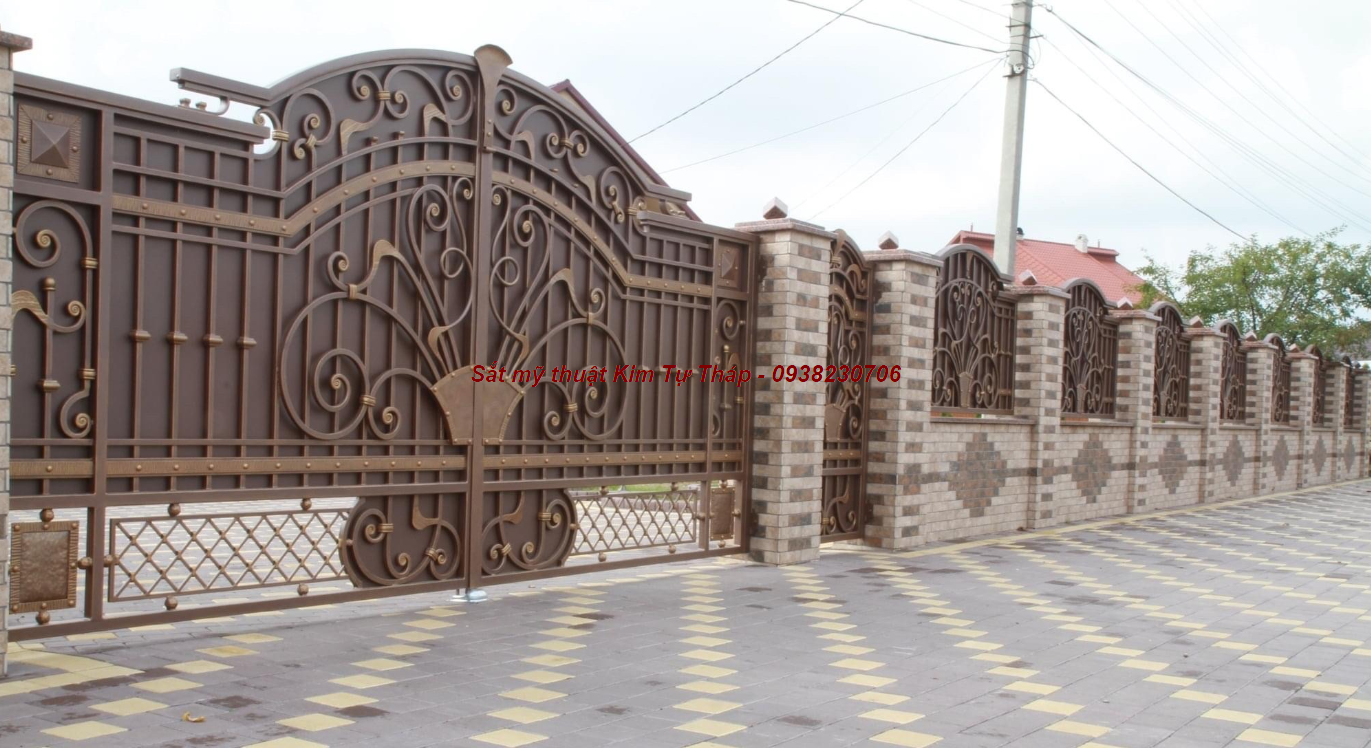Cửa cổng sắt uốn mỹ nghệ cho biệt thự sân vườn 