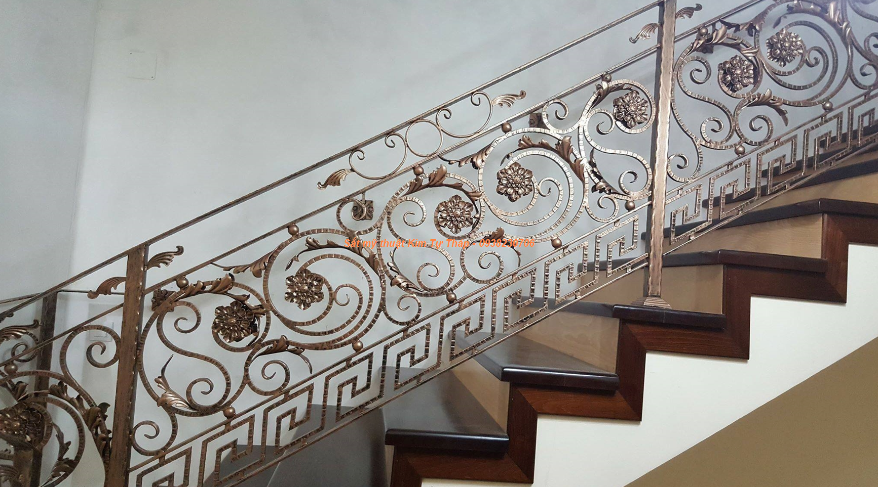 Lan can cầu thang sắt mỹ nghệ uốn hoa văn phong cách cổ điển 