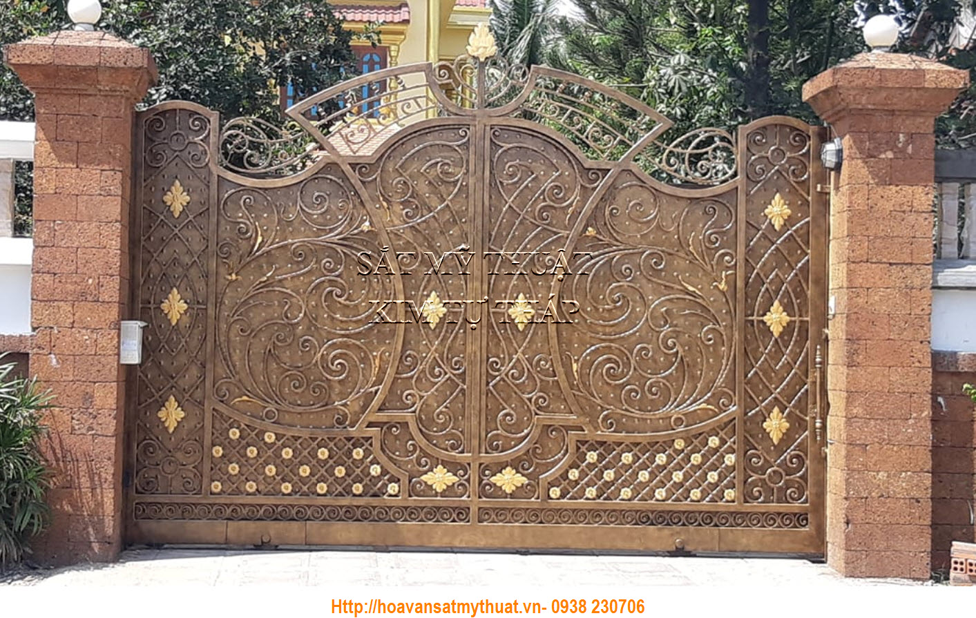 Cửa cổng sắt mỹ thuật uốn hoa văn cho biệt thự 