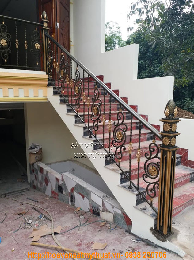 Cầu thang sắt nghệ thuật ngoài trời - Công trình Bình Phước 