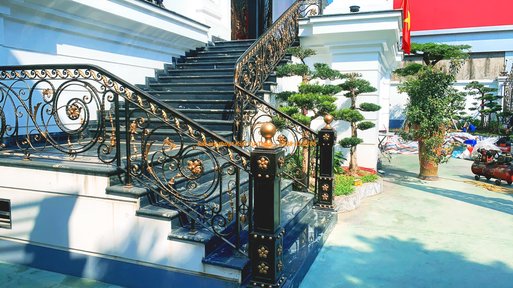Cầu thang sắt mỹ thuật ngoài trời cho biệt thự Villa Lâu Đài
