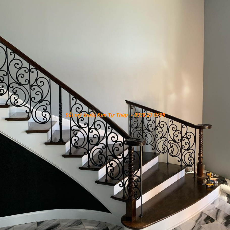 Cầu thang sắt mỹ thuật uốn hoa văn - thi công tại Quận 9 TP HCM 
