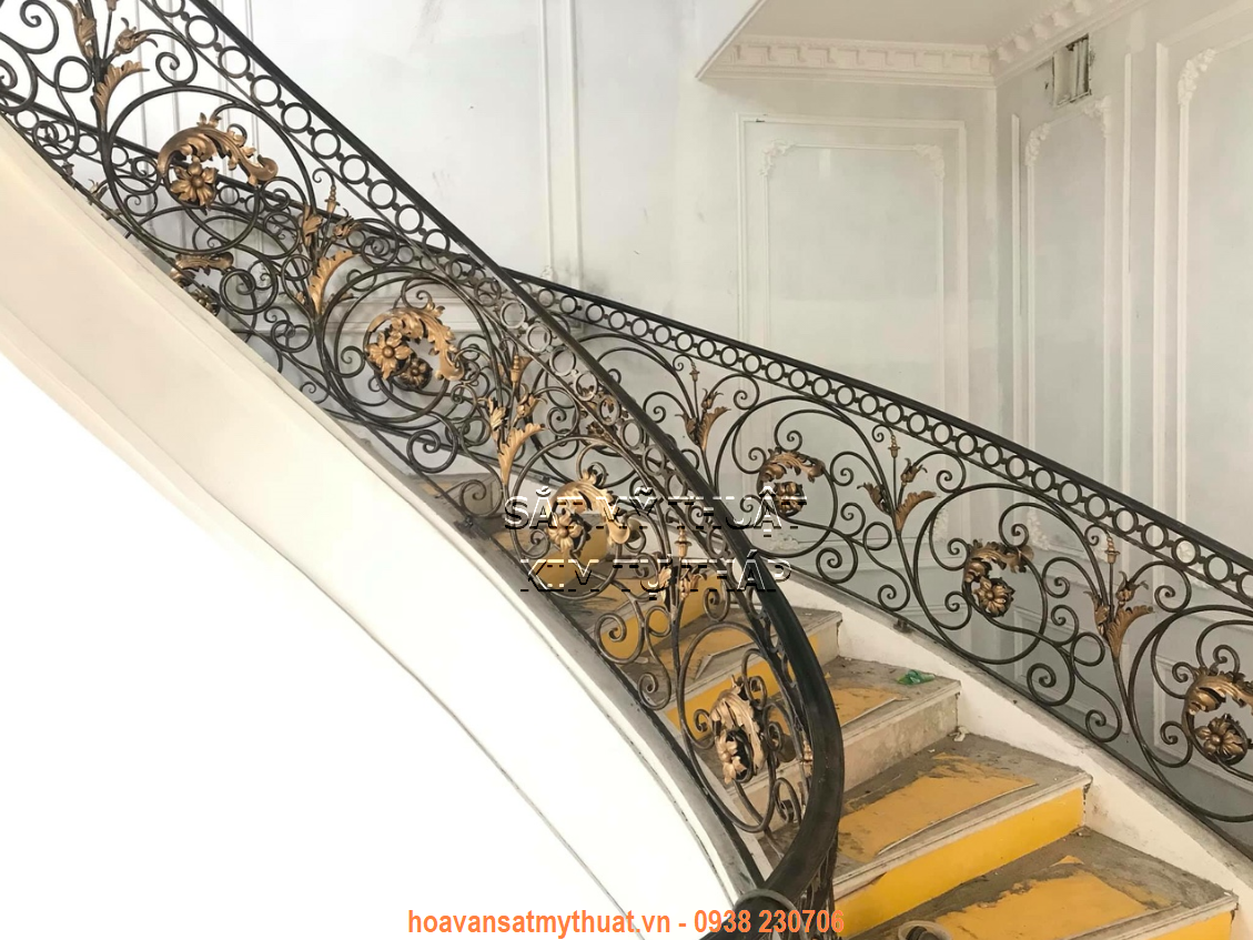 Mẫu cầu thang sắt mỹ nghệ kết hợp tay vịn gỗ cho nhà phố - biệt thự 