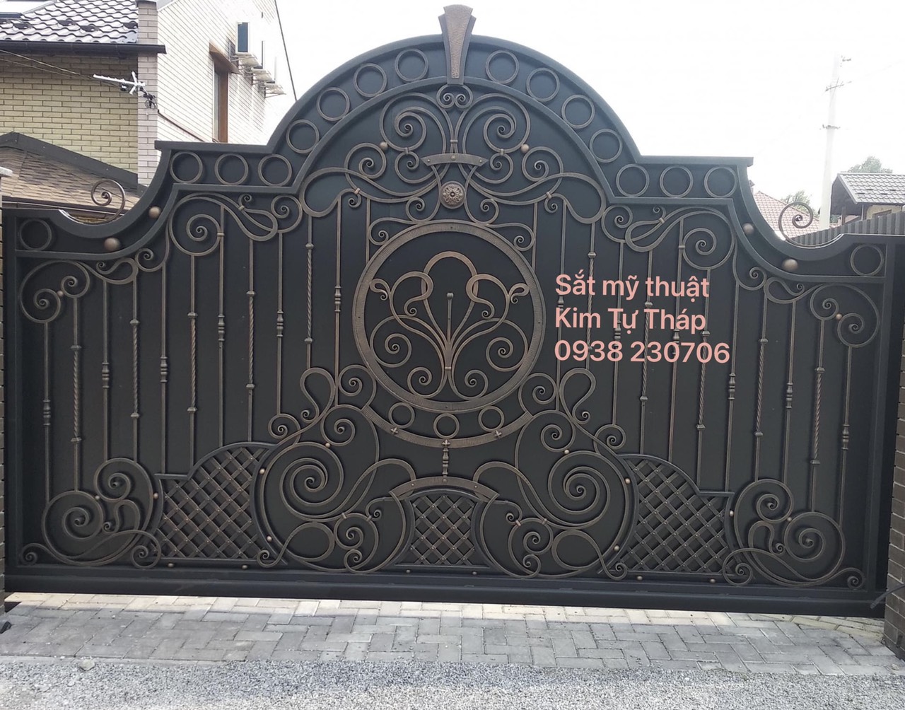 Cửa cổng sắt mỹ nghệ uốn hoa văn cho biệt thự villa lâu đài 