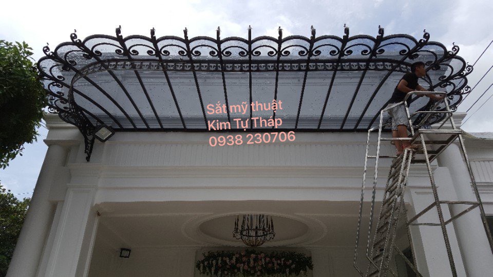 Mái hiên sắt nghệ thuật uốn hoa văn đẹp cho biệt thự nhà phố 