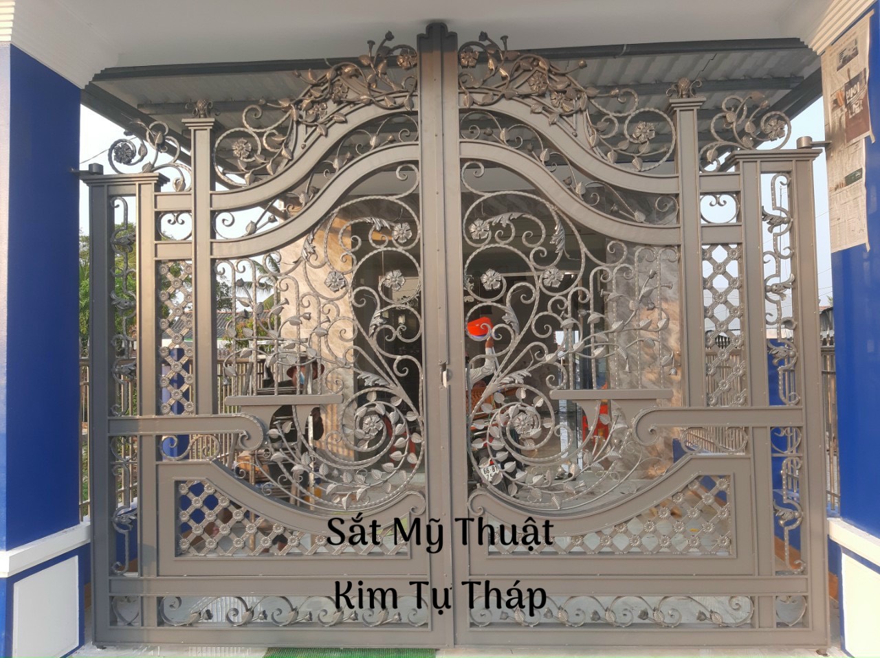 Cửa cổng sắt mỹ thuật uốn hoa văn - nhận thi công cửa cổng sắt tất cả các tỉnh miền tây nam bộ 