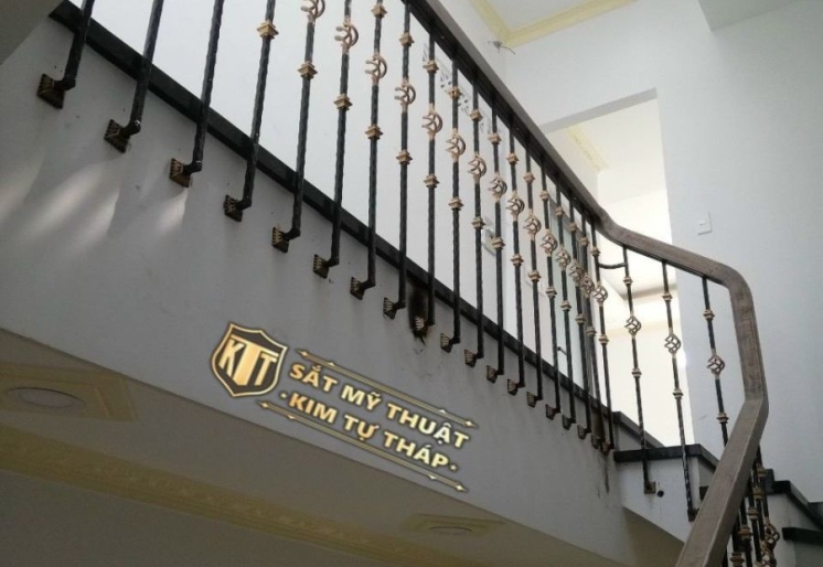 Mẫu lan can cầu thang sắt hộp hiện đại tối giản cho nhà phố
