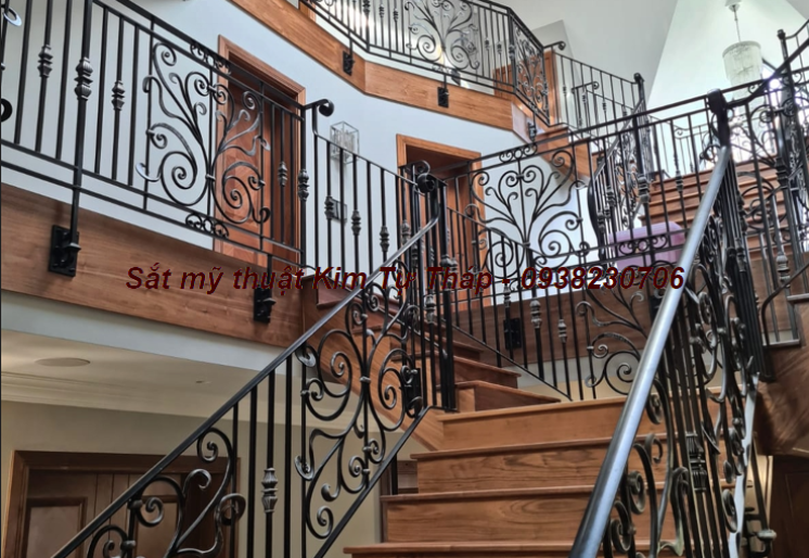 Cầu thang sắt đặc uốn hoa văn mỹ nghệ 