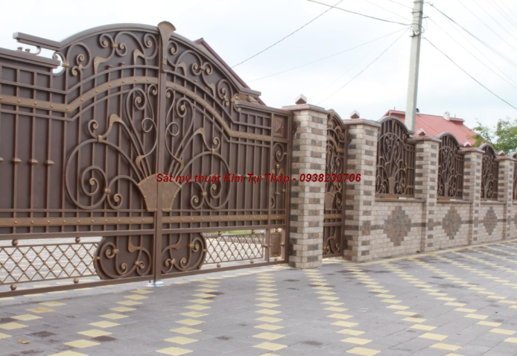 Cửa cổng sắt uốn mỹ nghệ cho biệt thự sân vườn 