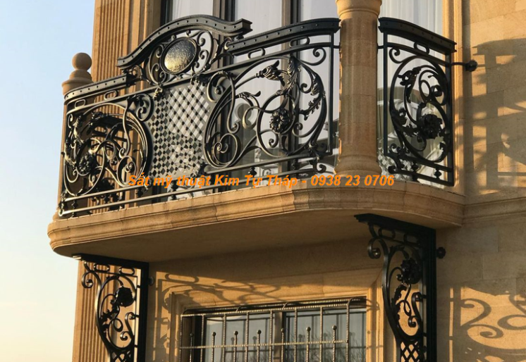 Lan can ban công sắt mỹ thuật đẳng cấp tinh tế sang trọng 