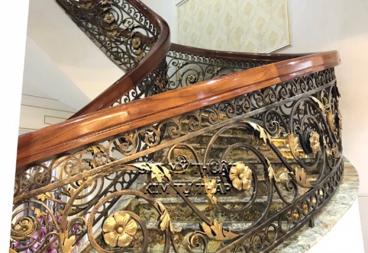Cầu thang uốn bằng sắt nghệ thuât thi công thực tế Tại TP HCM