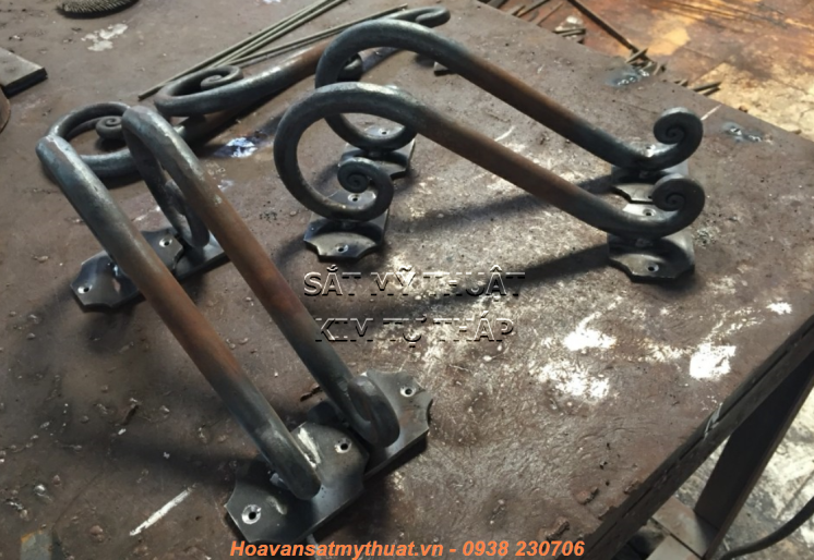 Tay nắm cửa sắt uốn mỹ thuật TNC053