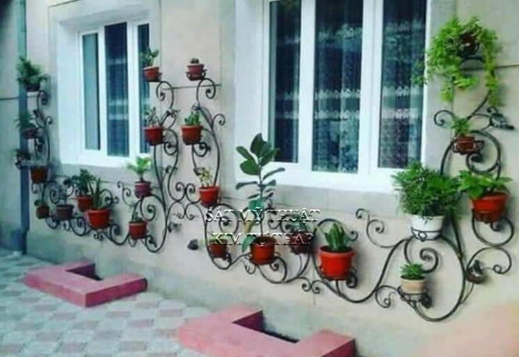 Kệ hoa sắt mỹ thuật uốn hoa văn treo tường KH011